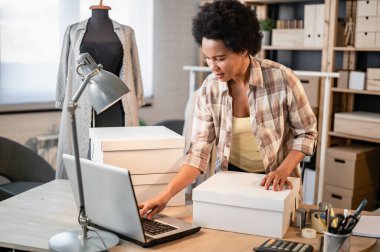 Ofiste çalışan Afrikalı Amerikalı kadın terzi.