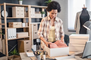 Ofiste çalışan Afrikalı Amerikalı kadın terzi.
