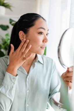 Aynaya bakıyor güzel genç kadın 