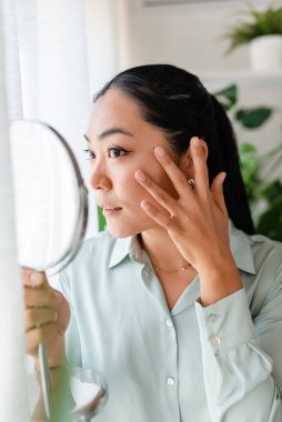 Aynaya bakıyor güzel genç kadın 