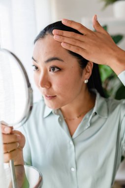 Aynaya bakıyor güzel genç kadın 