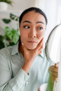 Aynaya bakıyor güzel genç kadın 