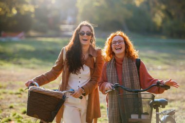 Yeşil bir parkta iki kız arkadaş. 