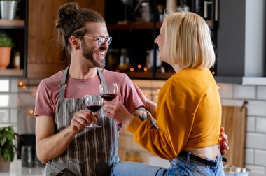 Çift romantik bir akşam yemeği yiyor. 