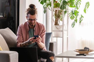 Evde çalışan yakışıklı genç adam. 