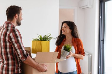 Genç bir çift, yeni dairede müstakbel ebeveynler.