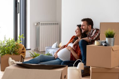 Genç bir çift, yeni dairede müstakbel ebeveynler.