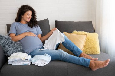 Güzel hamile kadın anne olmaya hazırlanıyor.