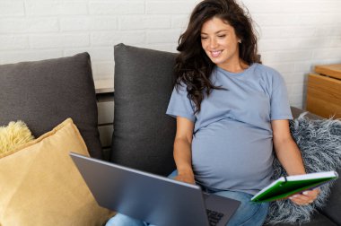 dizüstü bilgisayar kullanan hamile kadın