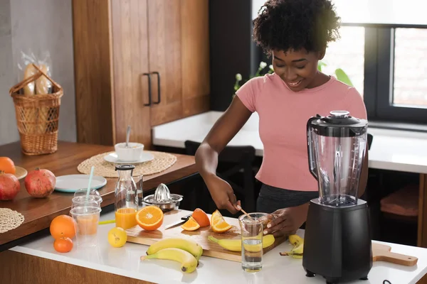 Glada Afroamerikanska Kvinna Förbereder Hälsosam Frukt Dryck Efter Träning Hemma — Stockfoto