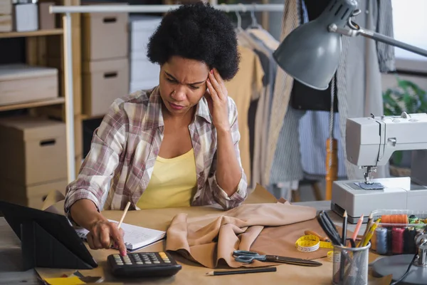 Mujer Afroamericana Sastre Trabajando Oficina — Foto de Stock