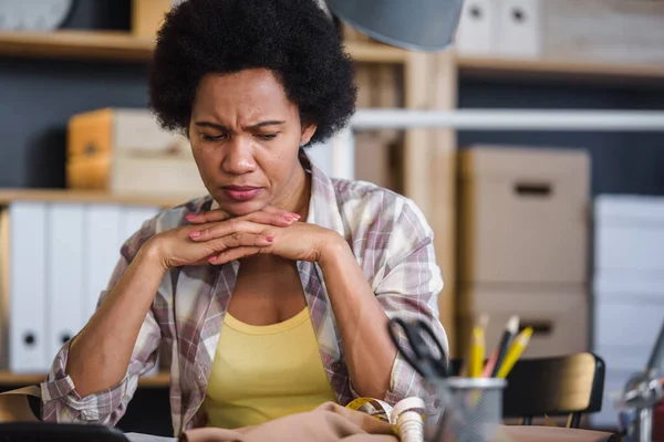 Ofiste Çalışan Afrikalı Amerikalı Kadın Terzi — Stok fotoğraf