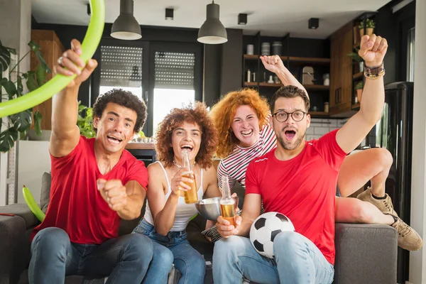 Багатоетнічна Група Молодих Людей Розважаються Дивлячись Футбольну Гру Телевізору — стокове фото