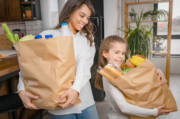 Família Feliz Com Sacos Compras Cozinha — Fotografia de Stock