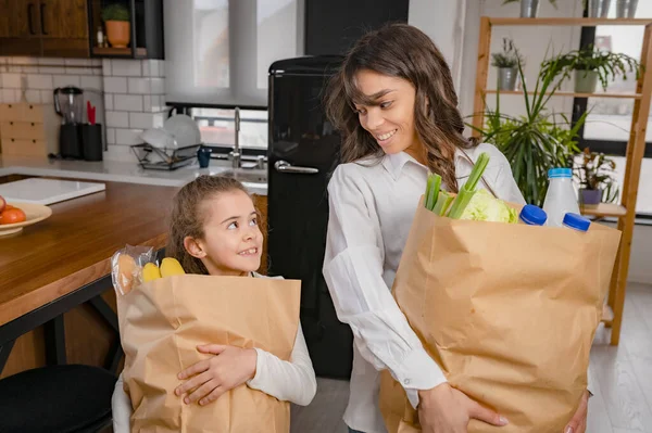 Mutfakta Alışveriş Torbaları Olan Mutlu Bir Aile — Stok fotoğraf