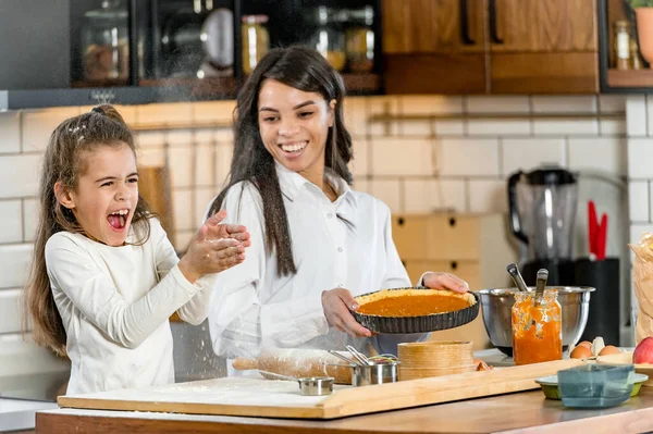 Mother Daughter Baking Pie Together — Stock Photo, Image