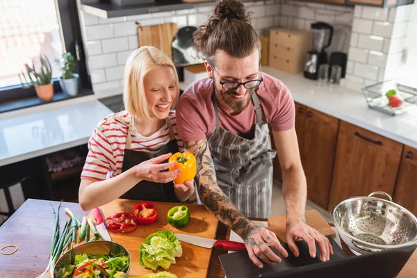 Jeune Couple Joyeux Utilisant Smartphone Tout Préparant Déjeuner Végétalien Sain — Photo