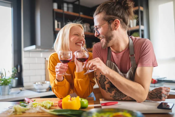 Belle Jeune Hipster Amour Couple Toasting Avec Vin Maison — Photo