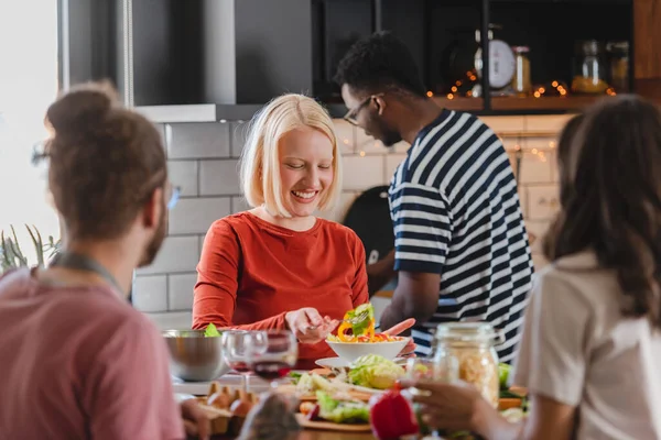 Young Diverse People Having Holiday Party Home Preparing Food Drinking — Stock Photo, Image