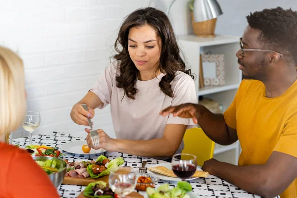 Young Cheerful Diverse People Having Lunch Together Home Toasting Wine — Stock Photo, Image