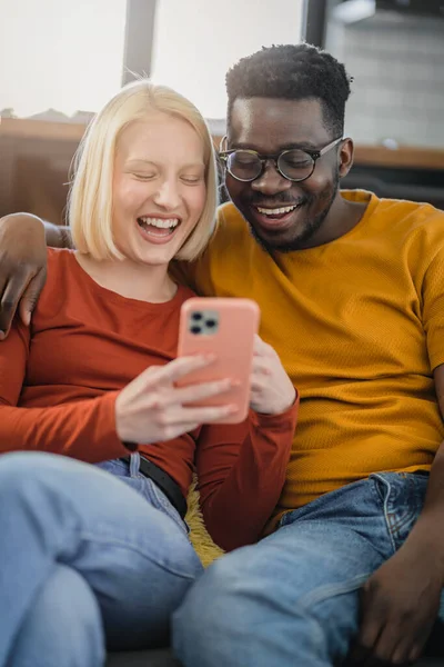 Glad Multietniskt Par Ser Något Smartphone Inomhus — Stockfoto