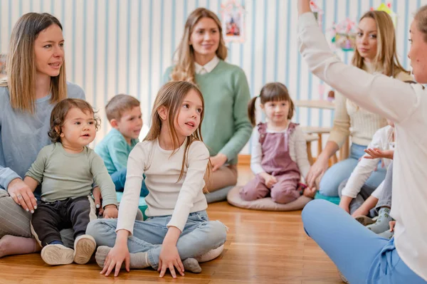 Bambini Età Prescolare Attivi Interagire Con Loro Insegnante Apprendimento Precoce — Foto Stock