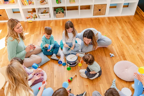 Bambini Età Prescolare Con Strumenti Una Classe Musica — Foto Stock
