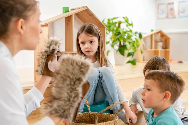 Lehrerin Kindergarten Spielt Mit Puppen — Stockfoto