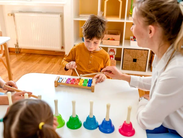 Scuola Materna Bambini Che Imparano Musica Utilizzando Vari Strumenti Colorati — Foto Stock