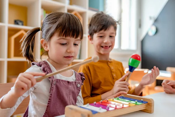 Scuola Materna Bambini Che Imparano Musica Utilizzando Vari Strumenti Colorati — Foto Stock