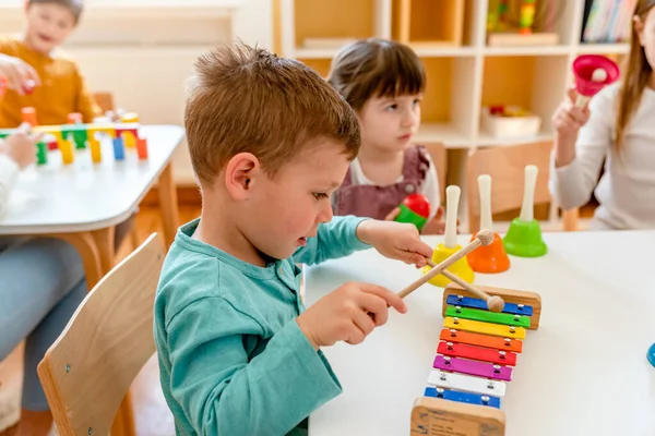 Kindergarten Children Learning Music Using Various Colorful Instruments Learning Music — Stock Photo, Image