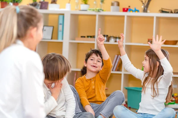 Aktiva Förskolebarn Interagerar Med Sin Lärare Relationer Mellan Lärare Och — Stockfoto
