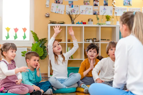 Aktív Óvodáskorú Gyerekek Interakcióba Lépnek Tanárukkal Tanár Gyermek Kapcsolatok Korai — Stock Fotó