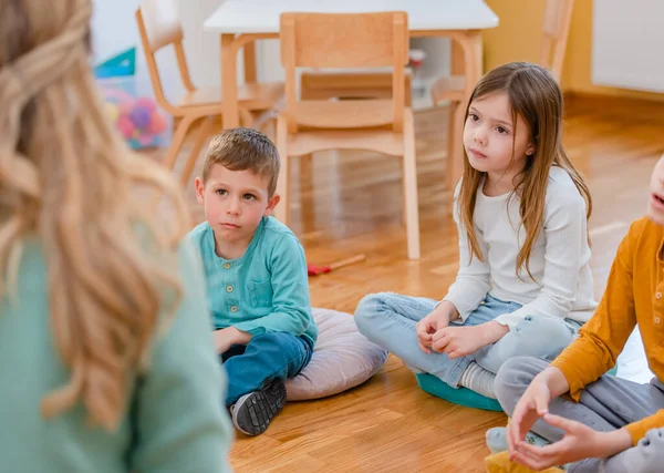 Aktiva Förskolebarn Interagerar Med Sin Lärare Relationer Tidig Inlärning Hälsosam — Stockfoto