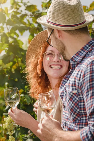 年轻貌美的夫妻在葡萄园品酒 与年轻人享受收获时光的友谊与爱的概念 — 图库照片