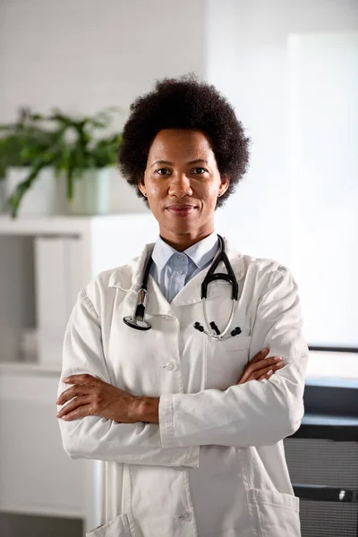 Afrykański Lekarz Amerykański Pracujący Biurze — Zdjęcie stockowe