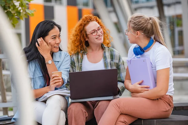 Smiling Young Female Students Campus — Stock Photo, Image