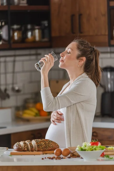 Jovem Grávida Bebendo Água Uma Dieta Saudável Durante Gravidez — Fotografia de Stock