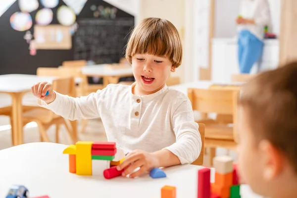 Mały Chłopiec Bawiący Się Blokami Zabawek Przedszkolu — Zdjęcie stockowe