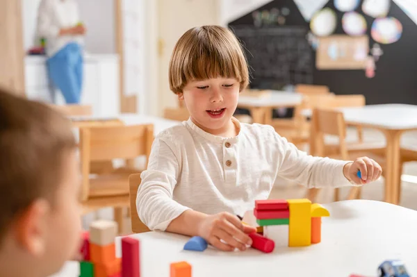 Mały Chłopiec Bawiący Się Blokami Zabawek Przedszkolu — Zdjęcie stockowe