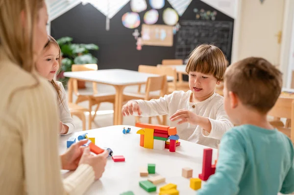 Kinder Spielen Kindergarten Mit Holzklötzen — Stockfoto