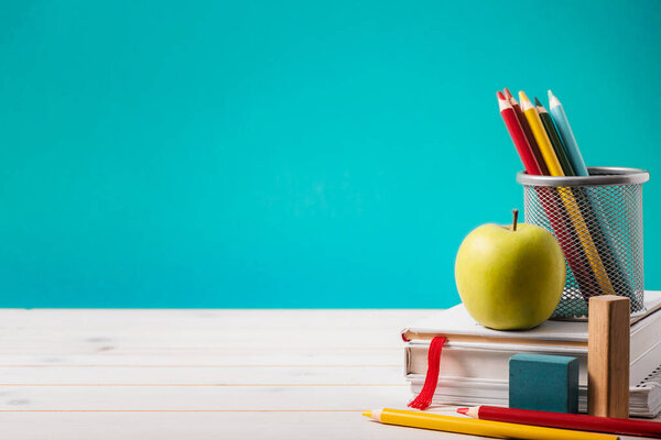 Fond Avec Crayons Pomme Avec Livres — Photo