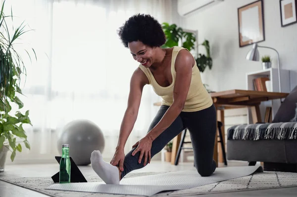 Afroamerykanka Ćwiczy Domu Podłodze Staram Się Być Zdrowy Sprawny — Zdjęcie stockowe