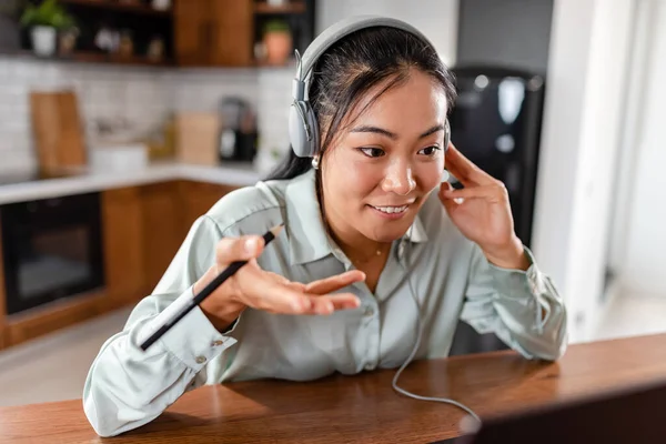 Young Beautiful Asian Woman Learning Online — Stock Photo, Image
