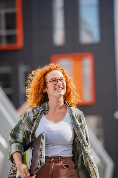 美しい笑顔の赤い髪の学生の女の子の肖像画 — ストック写真