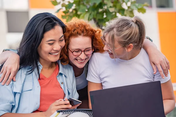 Happy Friends Students Spending Time Outdoors — Stock Photo, Image