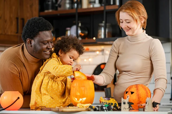 Mutlu Çok Irklı Aile Cadılar Bayramı Hazırlanıyor — Stok fotoğraf