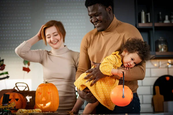 Szczęśliwy Wielorasowy Rodzina Przygotowuje Się Halloween — Zdjęcie stockowe