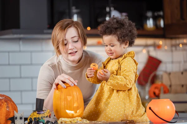 Matka Urocza Córeczka Bawiące Się Jack Latarnia Kuchni Święto Halloween — Zdjęcie stockowe