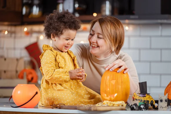 Moeder Schattig Dochtertje Hebben Plezier Met Jack Lantaarn Keuken Halloween — Stockfoto